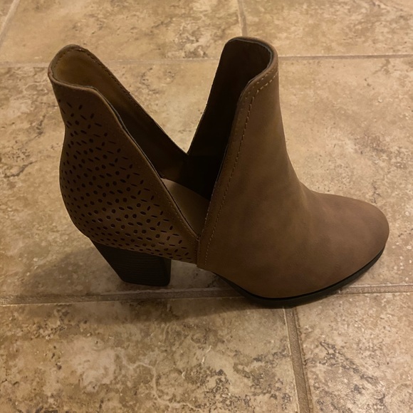 BRAND NEW Brown Ankle Bootie Block Heels - Picture 3 of 8